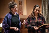 SOKO Leipzig – Kim Nowaks (Amy Mußul, r.) ehemalige beste Freundin wurde tot in ihrem Bett aufgefunden. Jutta Winterfeld (Sabina Vitua), die Mutter der Toten vermutet, dass sich ihre Tochter das Leben genommen. Doch Kims kriminalistisches Gespür sagt etwas anderes.