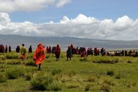 Rift Valley - Der große Graben – Die Massai, die anderswo als Halbnomaden von Weideland zu Weideland ziehen, leben im kühlen regenreichen Ngorongoro-Hochland als sesshafte Rinderhirten und Bauern.
