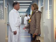 In aller Freundschaft – Dr. Roland Heilmann (Thomas Rühmann) hat am Morgen den bekannten Kliniknomaden Alfred Gruber entlassen. Als Schwester Yvonne (Maren Gilzer) bei ihrem Schichtbeginn davon erfährt, hat sie wichtige Informationen für Roland.