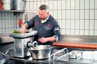 Handwerkskunst! – In seiner Metzgerei in Sachsenheim verarbeitet Metzgermeister Olli Häcker neben den Klassikern, wie Spinat und Brät auch die ein oder andere spezielle Zutat, etwa geräucherte Wurst und mageres Schweinefleisch.