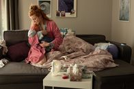 neoriginal: Push – Die Wohnung ein einziges Chaos. Immer fehlt irgendwas, sei es etwas richtiges zu Essen oder Windeln. Noch immer hat Sofia (Marleen Lohse) Schmerzen und das Baby schreit unaufhörlich. Ihr Freund Oliver ist ihr gerade auch keine große Unterstützung.