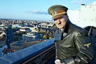 Er ist wieder da – Adolf Hitler (Oliver Masucci) wacht beinahe 70 Jahre nach dem Ende des Zweiten Weltkrieges in Berlin auf. Wie wird die moderne Gesellschaft auf die Rückkehr des Führers reagieren?; Adolf Hitler (Oliver Masucci) wacht beinahe 70 Jahre nach dem Ende des Zweiten Weltkrieges in Berlin auf. Wie wird die moderne Gesellschaft auf die Rückkehr des Führers reagieren?