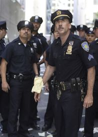 World Trade Center – Ein ganz normaler Morgen, ein ganz normaler Arbeitstag wird für viele Millionen Menschen in New York zum Albtraum. So auch für die beiden Cops John McLoughlin (Nicolas Cage, r.) und Will Jemano (Michael Pena, l.) ...