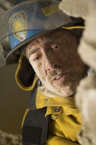 World Trade Center – Die zwei New Yorker Polizisten John McLoughlin (Nicolas Cage) und Will Jimeno werden beim Einsturz des World Trade Center unter den Trümmern verschüttet. Doch weder sie noch die Retter geben in der ausweglosen Lage auf ...