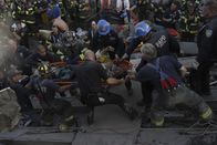 World Trade Center – Von einem Moment auf den anderen werden die Retter zu Opfern. 2749 Menschen sterben beim Attentat auf das World Trade Center, darunter über 300 Polizisten. 20 von ihnen können gerettet werden: Auch John McLoughlin (Nicolas Cage, liegend) wird schwer verletzt lebendig begraben, 22 Stunden liegt er unter Betonplatten, ehe er doch noch gefunden wird ...