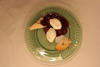 Landfrauenküche – Ein leckeres Dessert wurde von Christine Wutz vorbereitet: Waffeln mit Rotweinkirschen und Joghurtcreme.