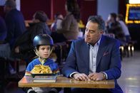 Single Parents – Graham D'Amato (Tyler Wladis, l.); Douglas Fogerty (Brad Garrett, r.)