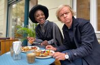 Krause kommt! – SWR Fernsehen KRAUSE KOMMT!, "Nikeata Thompson" Uhr. Nikeata Thompson und Pierre M. Krause frühstücken vegane Pancakes.