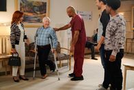 Call Me Kat – (v.l.n.r.) Sheila (Swoosie Kurtz); Phil (Leslie Jordan); Nelson (Richard Whiten); Carter (Julian Gant); Max (Cheyenne Jackson)