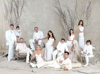 Modern Family – v.li.: Eric Stonestreet (Cameron Tucker), Jesse Tyler Ferguson (Mitchell Pritchett), Ed O'Neill (Jay Pritchett), Julie Bowen (Claire Dunphy), Sofía Vergara (Gloria Delgado), Rico Rodriguez (Manny Delgado), Ty Burrell (Phil Dunphy), Ariel Winter (Alex Dunphy), Sarah Hyland (Haley Dunphy), Nolan Gould (Luke Dunphy).