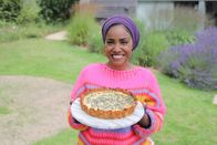 Nadiyas Backwelt – Nadiya Hussain mit einer Quiche.