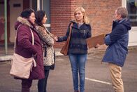 Die Läusemutter – Nadja Zwanziger (Kimberly Scheuermann), Tanya Erartsin (Mel Öztürk), Pina Kühr (Hannah Weihrauch), Michael Kessler (Stefan).