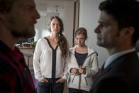 Der letzte Bulle – Was haben Susanne Richter (Nike Fuhrmann, 2.v.l.) und ihre Frau Ina (Doris Schefer, 2.v.r.) mit dem Ermordeten zu tun? Mick (Henning Baum, l.) und Andreas (Maximilian Grill, r.) haben einen herben Verdacht ...; Was haben Susanne Richter (Nike Fuhrmann, 2.v.l.) und ihre Frau Ina (Doris Schefer, 2.v.r.) mit dem Ermordeten zu tun? Mick (Henning Baum, l.) und Andreas (Maximilian Grill, r.) haben einen herben Verdacht ...