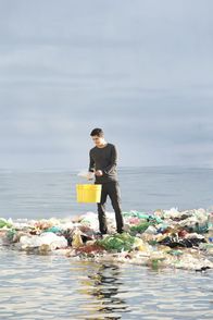 Scorpion – Nachdem Team Scorpion ein Mittel gegen das Müllproblem im Pazifik entwickelt hat, wollen sie Plastik mit gefährlichen Chemikalien aufhalten, bevor es zur Westküste treibt. Doch zu Walters (Elyes Gabel) Entsetzen geht der Plan schief ...