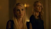 American Horror Story – Madison Montgomery (Emma Roberts, l.); Cordelia Goode (Sarah Paulson, r.)