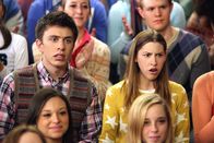 The Middle – Brad (Brock Ciarlelli, l.) und Sue (Eden Sher, r.) sind entsetzt, als das Football-Cheerleading-Team verkündet, nun auch die Wrestler moralisch unterstützen zu wollen. Für Sue und ihre "Wrestlerettes" kommt das überhaupt nicht in Frage. Ein Wettkampf soll deshalb entscheiden, wer besser ist ...