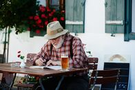 Lena Lorenz – Leopold Lorenz (Fred Stillkrauth) löst Kreuzworträtsel, um sein Gedächtnis zu trainieren in Verbindung mit der Sendung bei Nennung ZDF/Walter Wehner
