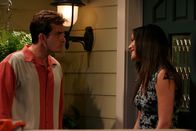 Two and a Half Men – Anlässlich eines Fußballturniers lernt Charlie (Charlie Sheen, l.) die hübsche alleinerziehende Kate (Liz Vassey, r.) kennen ...