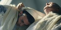 neoriginal: Borders – Am Schabbat besucht Avi (Ben Sultan, l.) mit seinem Vater Salomon (Shlomi Shabat, r.) den Gottesdienst.