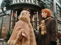 In aller Freundschaft – MDR Fernsehen IN ALLER FREUNDSCHAFT FOLGE 25, "Prüfungsängste" Uhr. Völlig überraschend besucht Ursula Fröse (Dorit Gaebler, lil) ihre Schwester Pia Heilmann (Hendrikje Fitz). Pia lädt ihre Schwester in ein Leipziger Café ein und Ursula erzählt von ihren Plänen.