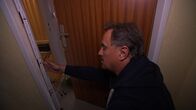 Kripo Extrem! – Wer lebt hinter dieser Häuserfront, wen beherbergt dieser Betonbau? "So denkt Österreich" beantwortet diese Fragen indem es ohne Vorankündigung direkt zu den Österreichern nach Hause geht. Zu Besuch bei Marianne.