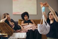 neoriginal: Push – Die übernächtigten Mütter Zaza (Livia Matthes, l.) und Lia (Pia Amofa-Antwi, M.) sind frustriert. Wenn ihr Baby im Wochenbett noch weiter abnimmt, müssen sie über das Zufüttern von Pre-Nahrung nachdenken. Was sich anfangs wie eine Niederlage anfühlt, könnte beide entlasten. Hebamme Nalan (Mariam Hage, r.) kontrolliert das Gewicht und versucht den beiden ihre Unsicherheit zu nehmen.