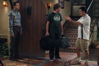 Two and a Half Men – Der Abschied naht: Alan (Jon Cryer, r.) und Jake (Angus T. Jones, M.) ziehen bei Charlie (Charlie Sheen, r.) aus, um bei Lyndsey und ihrem Sohn Eldridge zu wohnen ...