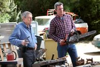 The Middle – Während Mikes (Neil Flynn, r.) Vater Big Mike (John Cullum, l.) ihm vorwirft, dass dieser mit Brick zu sanft umgeht, wird Axl erneut gezwungen, mit der verrückten Ashley zum Schulball zu gehen. Sue ist dagegen völlig aus dem Häuschen, als Axls Freund Darrin sie bittet, ihn zum Ball zu begleiten ...