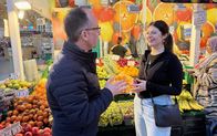 WeltWeit – ORF-Korrespondent Jörg Winter mit Food Influencerin Lauren beim Shoppen.