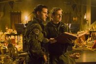 Stargate – Mitchell (Ben Browder, li.) und Daniel (Michael Shanks, re.) haben die Schatzkammer von Merlin gefunden, doch wo ist die Waffe?