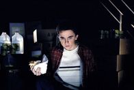 Malcolm mittendrin – Malcolm (Frankie Muniz) haust auf dem Dachboden seiner Freundin, weil er von zu Hause abgehauen ist.