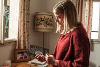 Der Bergdoktor – Nach Lisas (Merle Collet) Unfall und dem Gedächtnisverlust erregt ein Buch in ihrem Zimmer die Aufmerksamkeit der jungen Frau. Wieso nur kommt ihr das Bild des Autors derart bekannt vor?