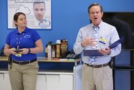 Superstore – Ein älterer Herr wird leblos in der Möbelabteilung aufgefunden. Dina (Lauren Ash, l.) und (Mark McKinney, r.) informieren die Mitarbeiter von Cloud 9 über den Vorfall. Was ist die Todesursache?
