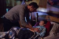 Insidious: Chapter 2 – Josh (Patrick Wilson, l.) ist besorgt um seinen Sohn Dalton (Ty Simpkins, r.), der scheinbar das Übernatürliche wahrnehmen kann.