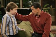 Two and a Half Men – Alan (Jon Cryer, r.) versucht seinem Sohn Jake (Angus T. Jones, l.) zu erklären, dass Alkohol keine Lösung ist ...