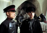 (T)Raumschiff Surprise - Periode 1 – Mars macht mobil! Ziemlich genau im Jahr 2054 gelang es den Menschen, den Mars zu besiedeln. 50 Jahre später planen die Marsianer unter der Führung von Rogul und seiner linken Hand Jens Maul (Rick Kavanian, r.), die Erdbewohner zu vernichten. Unter Führung des Marstruppen-Kommandeurs (Andreas Seifert, l.) beginnt eine gnadenlose Invasion ...