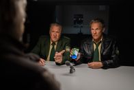 Hubert ohne Staller – Hubert (Christian Tramitz, r.) und Girwidz (Michael Brandner, M.) verhören Alois Sailer (Stephan Zinner, l.). Doch der leugnet alles. Er will weder etwas mit der Wilderei der Kormorane zu tun haben, noch hat er den Toten gekannt! Sagt er die Wahrheit?