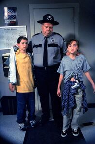 Malcolm mittendrin – L-R: Reese (Justin Berfield), Officer Karl (Joel McKinnon Miller), Malcolm (Frankie Muniz)