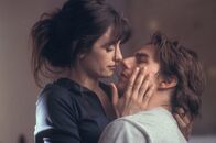 Vanilla Sky – Als David (Tom Cruise, r.) auf seiner Geburtstagsparty die bezaubernde Spanierin Sofia (Penelope Cruz, l.) kennen lernt, verliert er sofort sein Herz an die attraktive junge Frau. Doch da lässt er sich von seiner Freundin zu einer fatalen Spritztour überreden ...