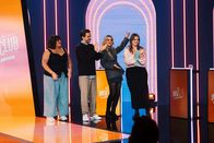 Neo Social Club – Musiker Marti Fischer (2.v.l.) und die beiden Comediennes Teresa Reichl (l.) und Caro Worbs (r.) sind zu Gast in der Comedy-Gameshow "Neo Social Club" bei Laura Larsson (2.v.r.).
