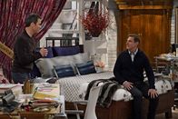 Will & Grace – Wie wird Will (Eric McCormack, l.) damit umgehen, als sein langjähriger Kumpel Larry (Tim Bagley, r.) plötzlich glaubt, in ihn verliebt zu sein?