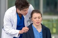 In aller Freundschaft - Die jungen Ärzte – Während der Untersuchungen findet die starke, aber einsame Frau Albrecht (Rebecca Rudolph) Zugang zu Ben (Philipp Danne) und erzählt von ihrem missglückten Date.
