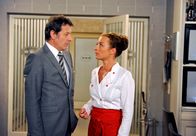 Rote Rosen – ARD ROTE ROSEN, Folge 94310 Uhr im Ersten. Carla (Maria Fuchs, r.) macht Gunter (Hermann Toelcke, r.) klar, dass sie trotz ihrer privaten Streitereien nicht auf Nils als Küchenchef verzichten will.