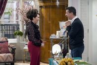 Will & Grace – Wird Karen (Megan Mullally, l.) Jack (Sean Hayes, r.) unterstützen, als dieser endlich eine Schauspielerrolle ergattert hat?