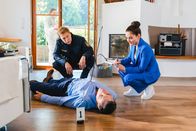 Die Rosenheim-Cops – Die Todesursache ist nicht nur für die neue Pathologin Ela Atay (Sevda Polat, r.) offensichtlich, sondern auch für Polizeihauptmeister Mohr (Max Müller, l.): Das Opfer, Bernd Schuster, wurde durch einen Pfeil getötet.