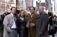 Monk – Lt. Randall Disher (Jason Gray-Stanford, l.), Sharona Fleming (Bitty Schram, 2.v.l.) und Captain Leland Stottlemeyer (Ted Levine, r.) begleiten Adrian Monk (Tony Shalhoub, 2.v.r.) nach Manhattan, wo der neue Botschafter Lettlands erschossen wurde ...