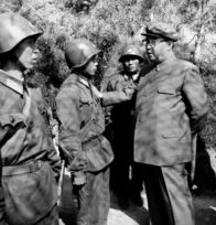 Bauplan des Bösen – Nach der japanischen Besatzung schwingt sich Kim Il-Sung mithilfe der Sowjetunion zum Führer Nordkoreas auf.