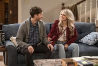 B Positive – Drew Dunbar (Thomas Middleditch, l.); Gina Dabrowski (Annaleigh Ashford, r.)