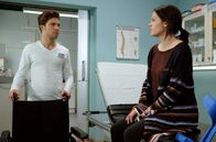 In aller Freundschaft – Sanna Lichtenhagen (Diane Willems) leidet an Multipler Sklerose und ist in ständiger Behandlung. Als Kris Haas (Jascha Rust) Sanna zur nächsten Behandlung bringen soll, erkennt sie den Pfleger: Er hat den leukämiekranken Jungen begleitet und ihm bei seinem Blog geholfen. Bei Kris kommen die Erinnerungen und die Trauer wieder hoch. Er weiß nicht, wie er Nicks Tod verarbeiten soll, wenn ihn alles hier in der Sachsenklinik an seinen verstorbenen Freund erinnert.