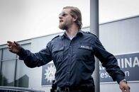 Der letzte Bulle – (5. Staffel) - Mick Brisgau (Henning Baum) wurde degradiert und muss wieder Streife fahren, während seine alten Weggefährten alle neue, erfolgreiche Jobs haben: Andreas ist beim LKA, Martin Ferchert ist in die Lokalpolitik abgewandert und Gerichtsmediziner Meisner hat sich mit einem eigenen Labor selbständig gemacht ...